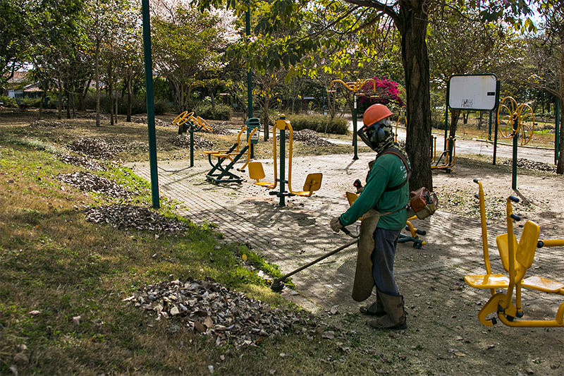 Parque dos Jacarandás recebe manutenção do DAE