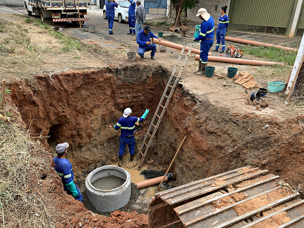 DAE repara rede de esgoto no Planalto do Sol II