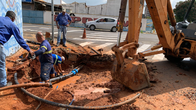 DAE repara rede de água na Vila Garrido