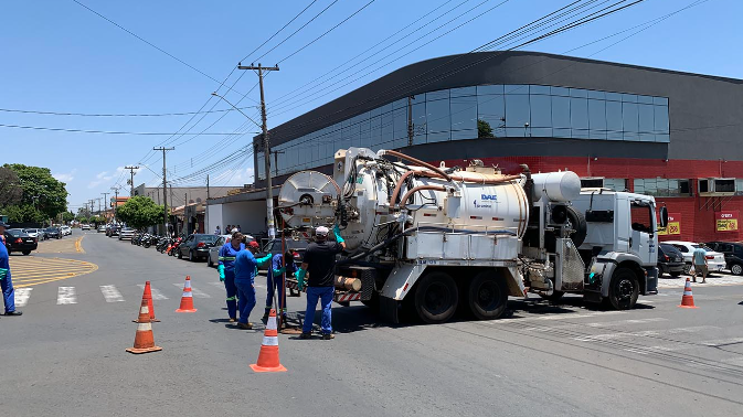 DAE realiza limpeza em rede de esgoto do Zabani