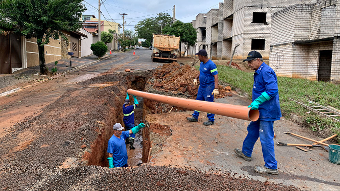 DAE conserta rede de esgoto no Parque Olaria
