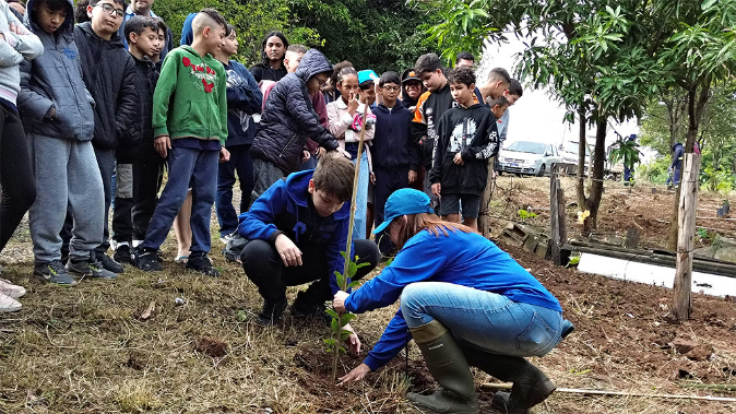 Foto: DAE de Santa Bárbara e estudantes promovem ação de recuperação de nascente no bairro 31 de Março