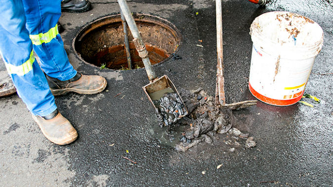 DAE realiza ação preventiva em rede de esgoto e identifica descarte irregular