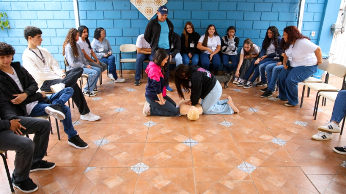 Foto: Diretor do DAE dá treinamento de primeiros socorros para jovens da Guarda Mirim de Santa Bárbara