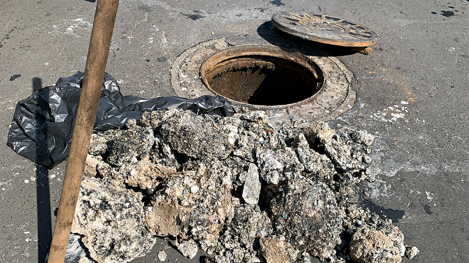 Foto: DAE remove grande volume de gordura da rede de esgoto no Jardim Europa