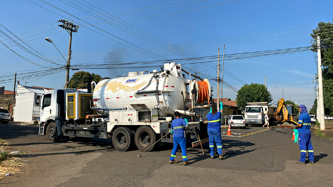 DAE realiza manutenção em rede de esgoto no bairro Santa Rita