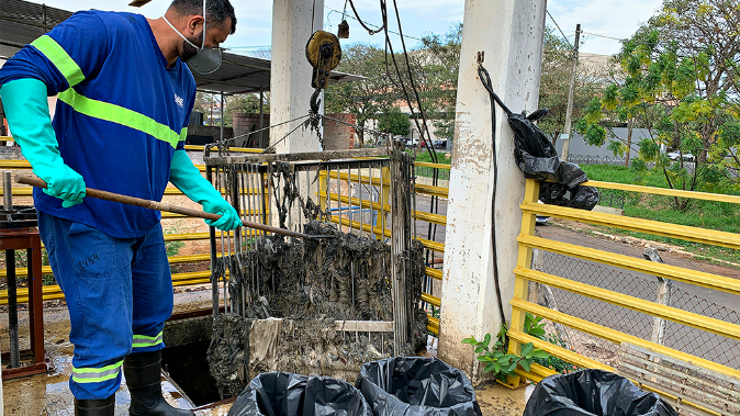 Foto: DAE de Santa Bárbara retira grande quantidade de lixo irregular em limpeza de elevatória de esgoto