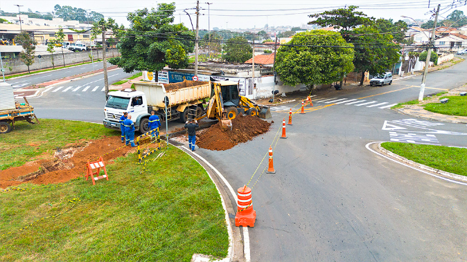 Foto: DAE retoma obras de esgoto e altera trânsito em rotatória na região central