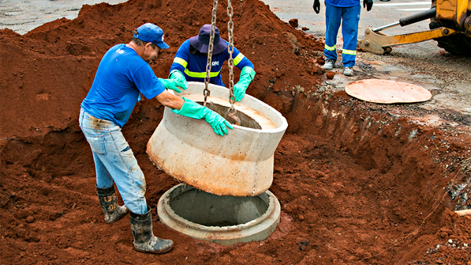 Foto: DAE conclui reforma de poço de visita de esgoto no Jardim Santa Rita